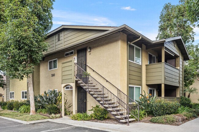 Building Photo - Welcome To A Great Ground-Floor 2 Bed/2 Ba...