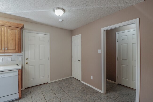 Building Photo - 2 bed 2 bath