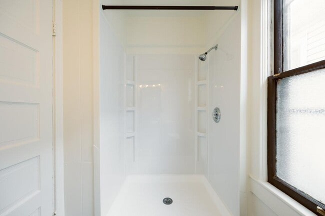 Building Photo - 218 1/2 W 7th