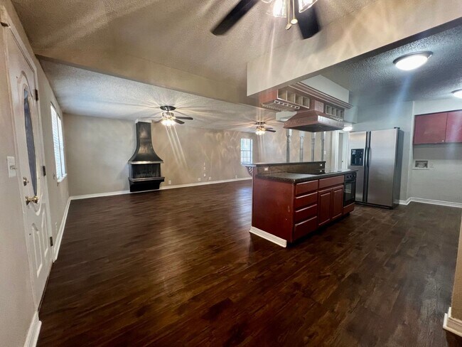 Building Photo - Unique & Charming 3 Bedroom Home