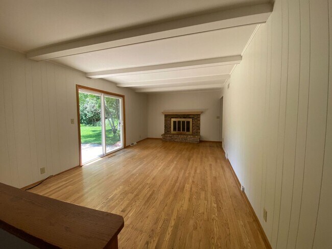 Foto del edificio - Spacious Single-Family Home in Carriage Hi...