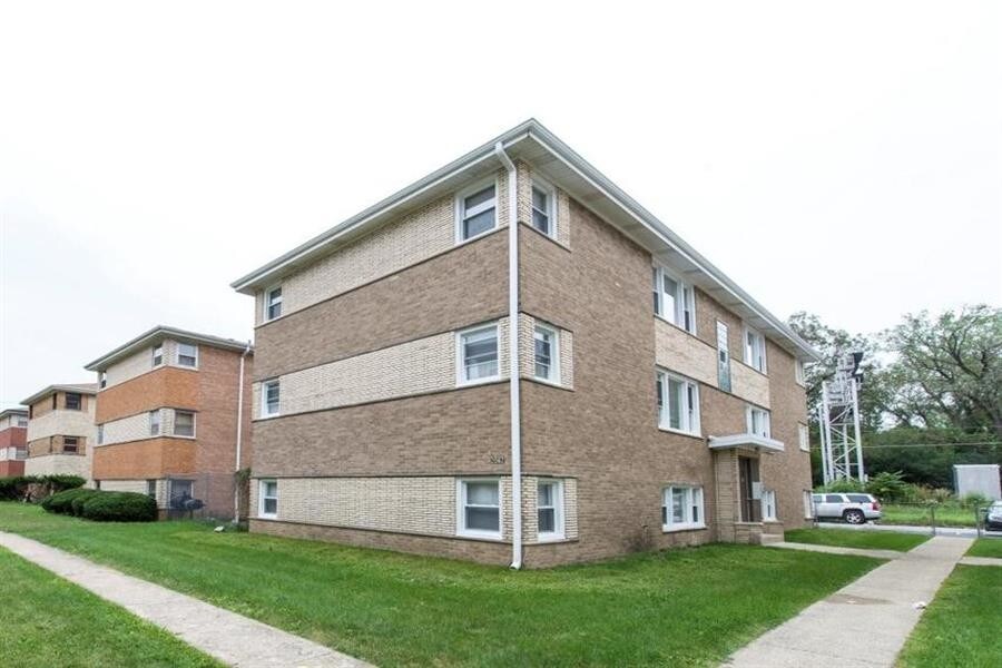 2062 W 135th Pl Apartments in Blue Island, IL