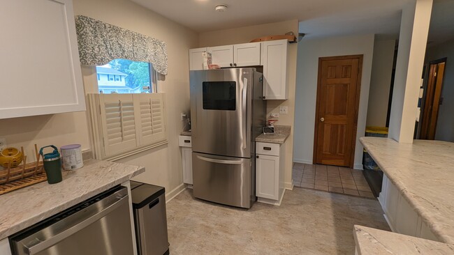 Kitchen with stainless steel appliances - 906 E Pratt Dr