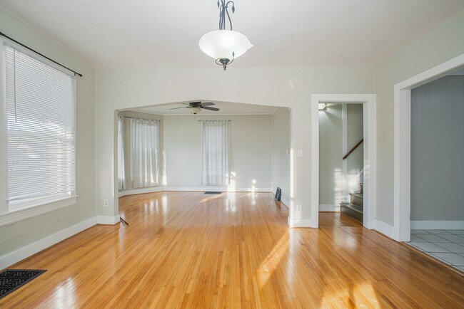 Foto del edificio - 1250 W American St