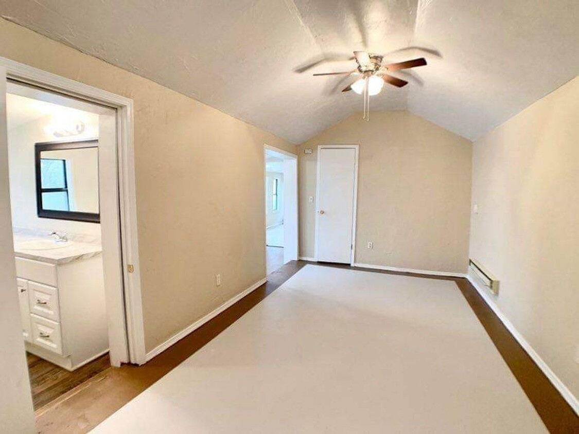 Primary Photo - 1/1 with bright bonus room