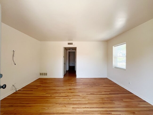 Building Photo - COMING SOON: Charming Updated Apartment wi...