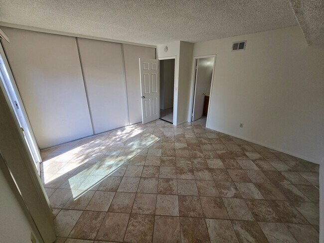 Foto del edificio - Spacious 4 Bedroom Home with 2-Car Garage & Large Living Areas