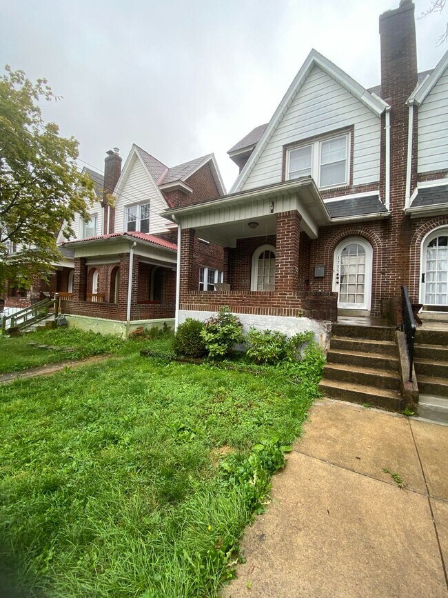 Building Photo - 3 BEDROOM TOWNHOUSE