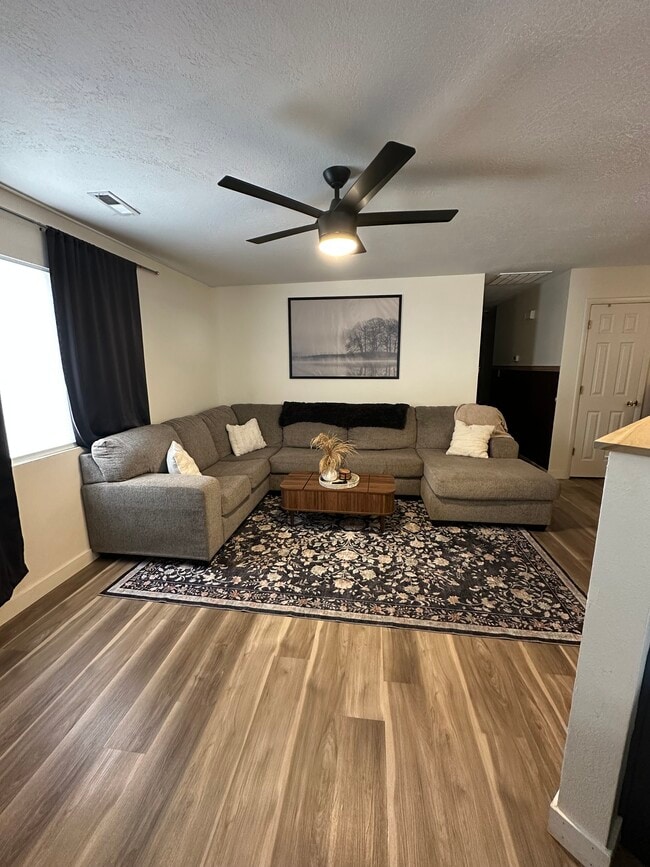 Foto del edificio - 1097 N Cedar Blvd