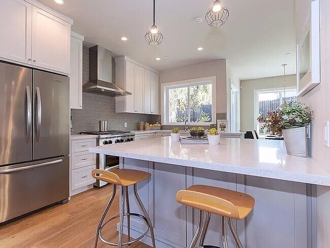 Foto del edificio - 764 Hillcrest Dr