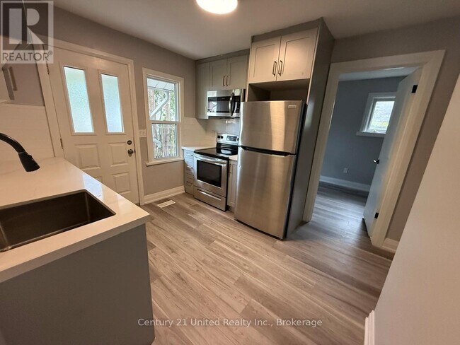 Photo du bâtiment - Modern 2.5 / 1 Bath Unit– All Utilities & Parking Included – $2,149/month