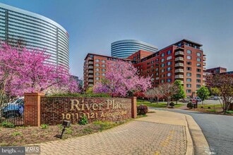 Building Photo - 1021 Arlington Blvd