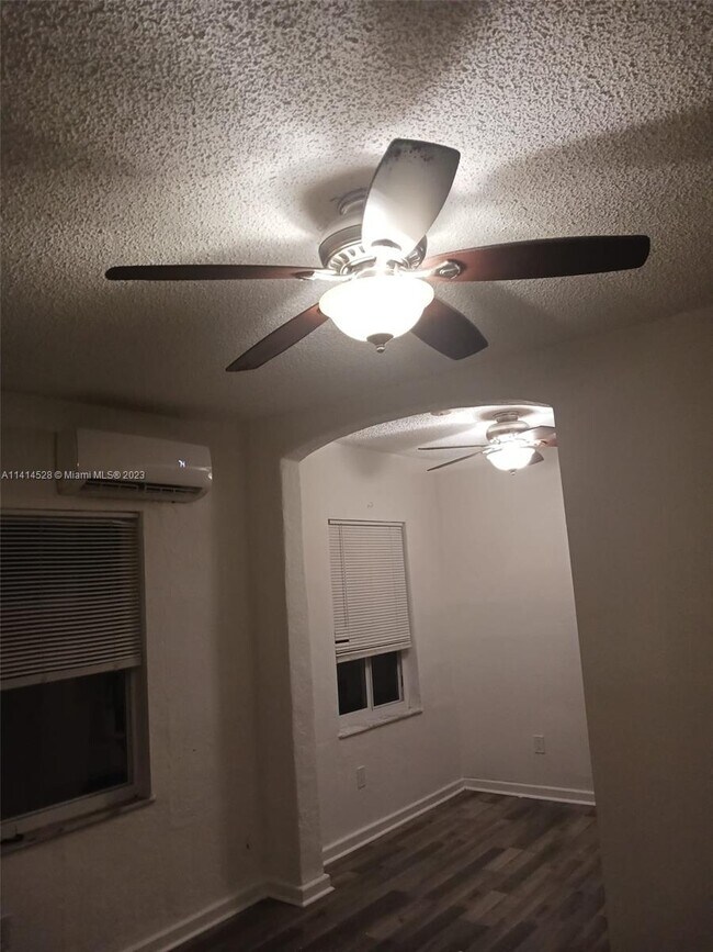 Foto del edificio - 384 Tamiami Canal Rd