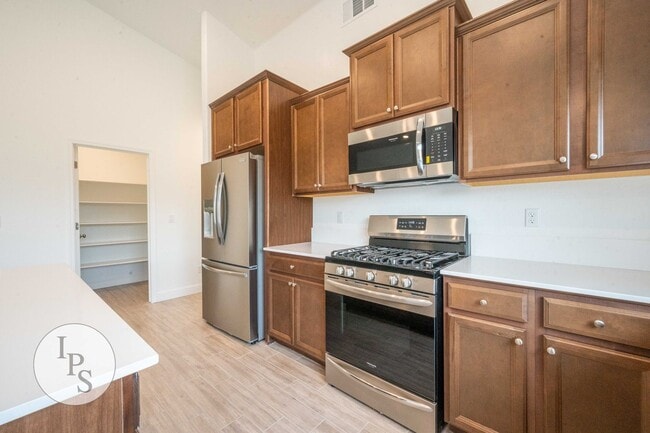 Building Photo - 2022 South/East Fresno Home, 4BR/2BA - Lot...