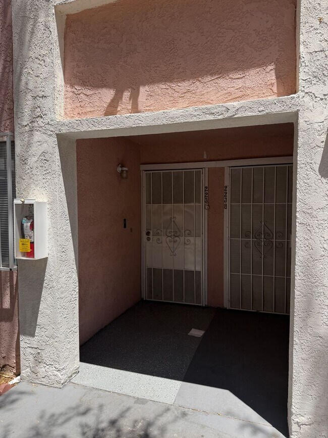 Foto del edificio - 2236 E Desert Inn Rd