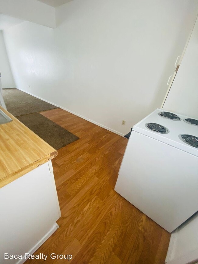 Building Photo - 2 br, 1 bath House - 211 S. Pecan St.