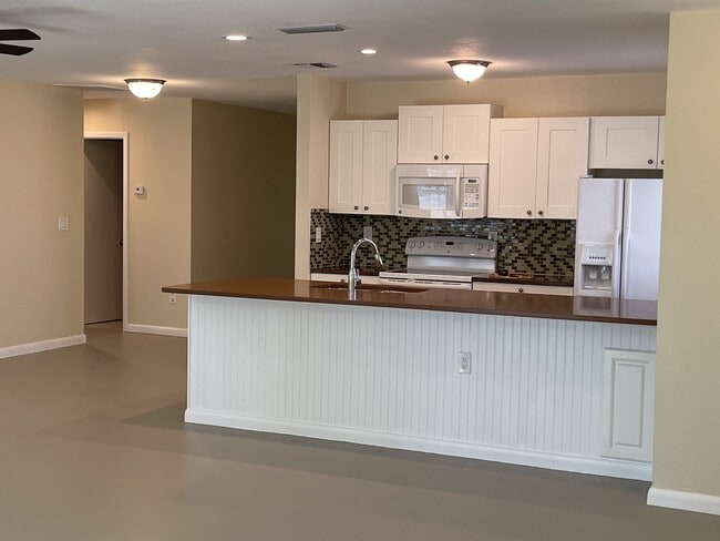 Foto del edificio - 6185 Deming Ave