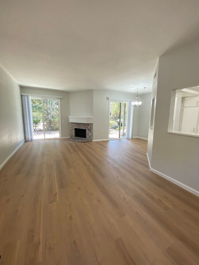 Foto del edificio - Completely Remodeled 2 Bedroom, 2 Bathroom...