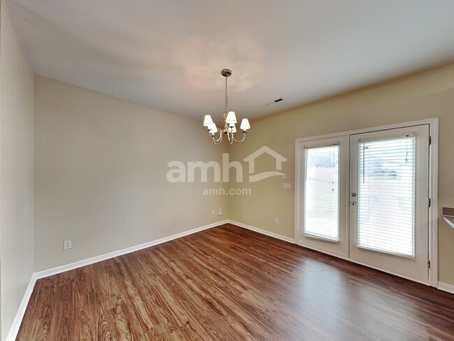 Foto del edificio - 13644 Swinton Rd