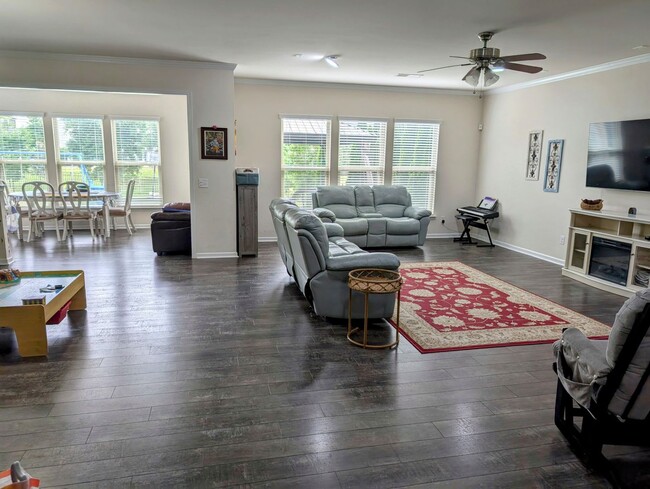 Building Photo - Beautiful home located in Chapel Cove subd...