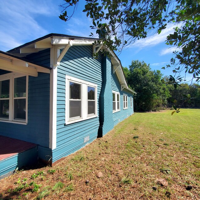 Side View - 1423 Lucas St