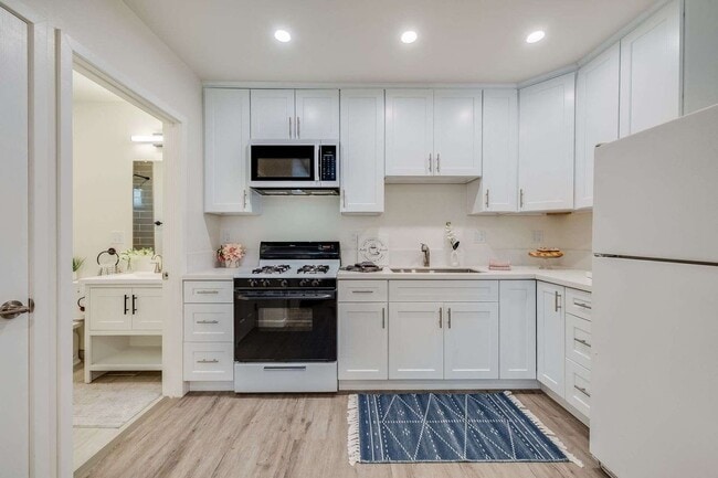 Building Photo - 1902 E Chevy Chase Dr