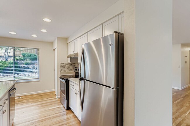 Foto del edificio - Peaceful neighborhood setting within walki...