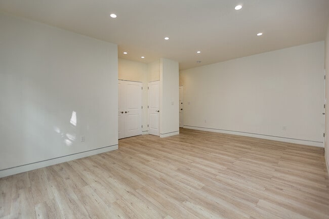 Building Photo - 7223-7229 Willoughby