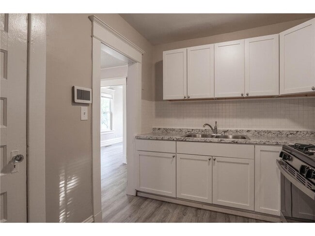 Building Photo - 1333 E Pacific St