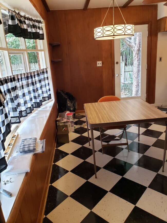 Spacious Eat In Country Kitchen - 1112 Dunoon Rd