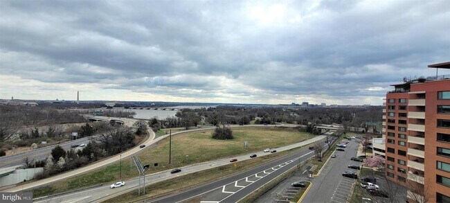 Foto del edificio - 1021 Arlington Blvd