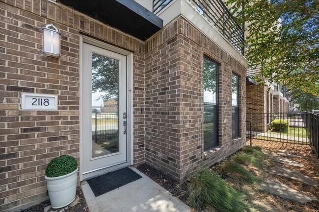 Building Photo - 2118 Sabine St