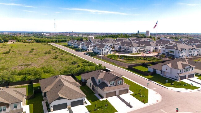 Foto del edificio - Stunning 4-bedroom, 3-bathroom Luxury Duplex on a HUGE Corner Lot!
