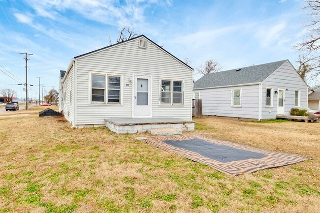 Building Photo - 457 S McComas St