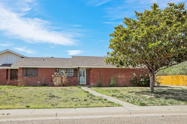 Building Photo - Spacious Canyon Home