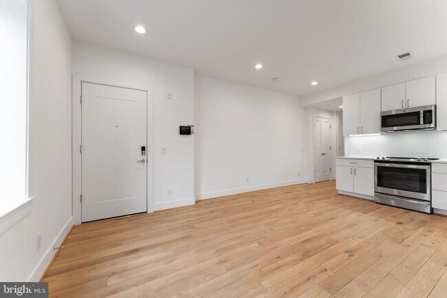 Foto del edificio - 2217 40th Pl NW