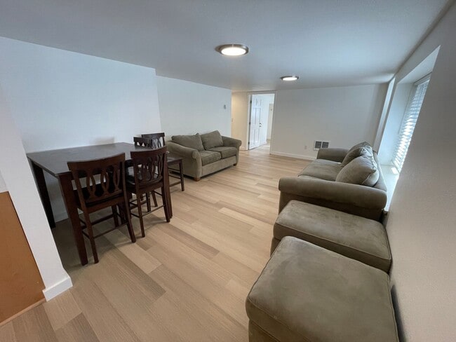 Foto del edificio - Large Private Bedroom / Furnished! Beautifully Renovated Shared Irvington Apartment Home!