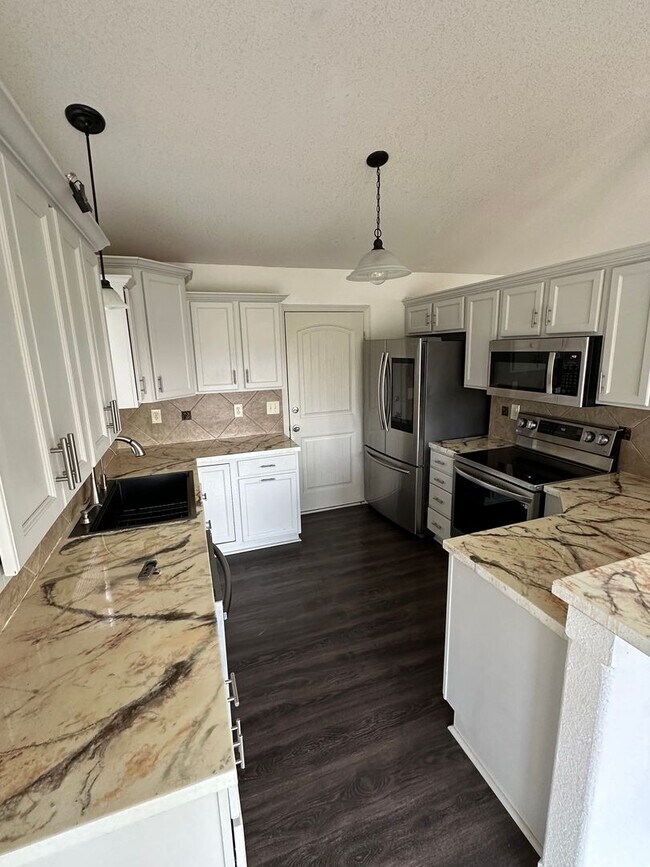 Foto del edificio - Beautiful Updated 5 Bedroom Home - Derby ,KS