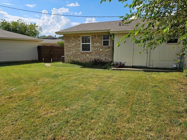 Building Photo - Charming 2BR Duplex in Fort Worth