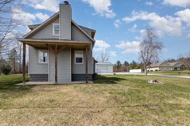 Foto del edificio - Charming 3-Bedroom Retreat with Pole Barn - $2000/Month