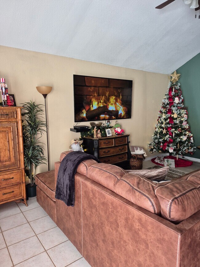 Foto del edificio - 2102 N Pearland Ave