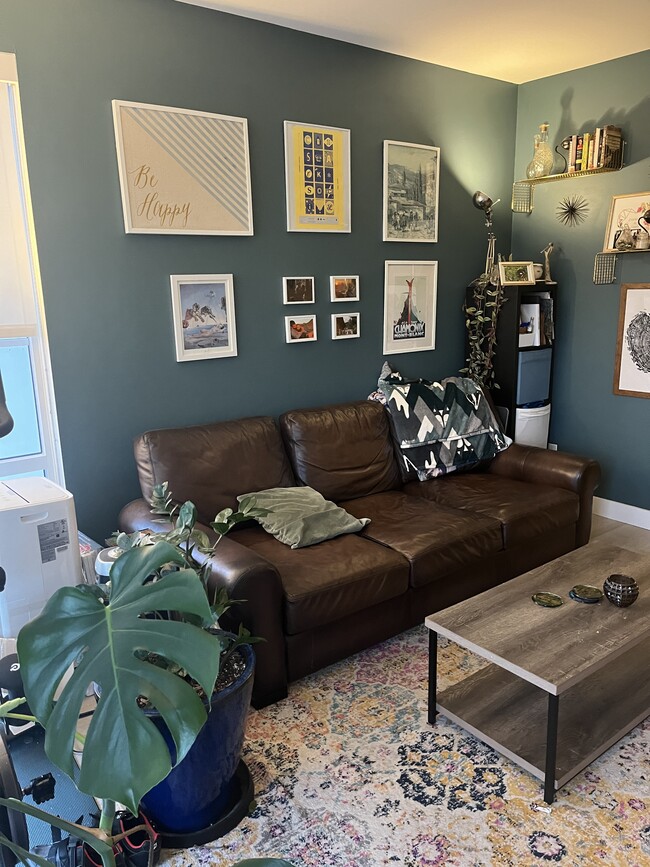 Photo du bâtiment - 1728 Gilmore Av