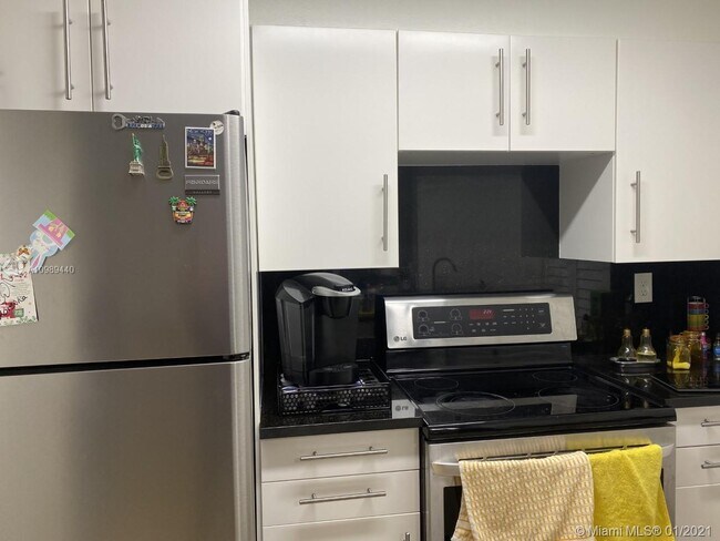Foto del edificio - 17335 NW 67th Pl