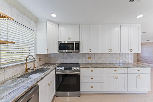 Building Photo - 12149 Colony Ave