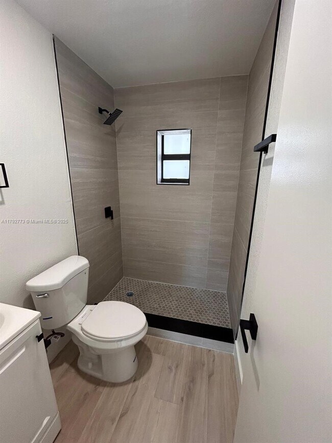 Building Photo - 2 bedroom in Dania FL 33004