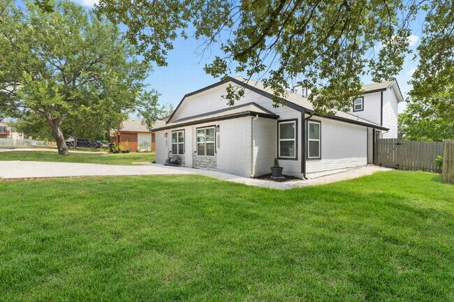 Building Photo - 5522 Allbrook