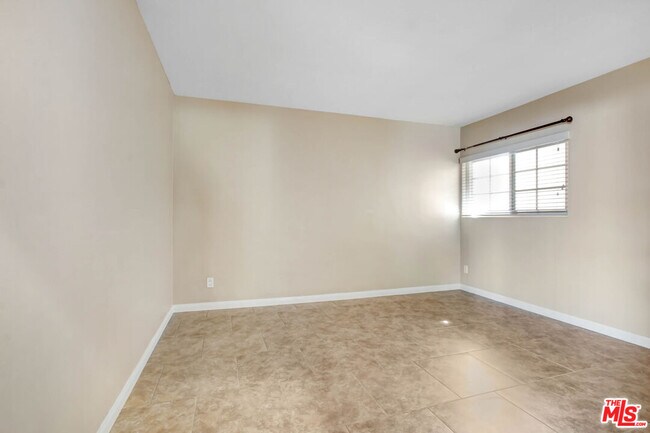 Foto del edificio - 2623 S Beverly Dr