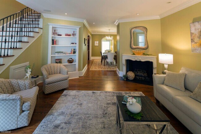 Building Photo - 2 br, 2.5 bath House - 525 E Broughton St
