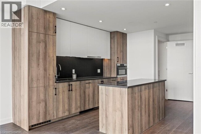 Building Photo - 741 King St W