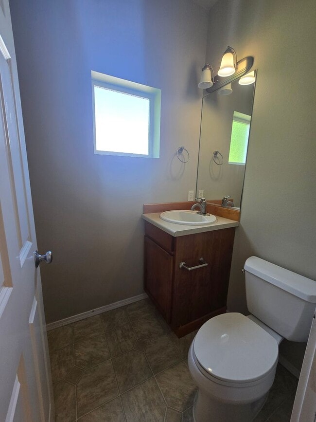 Building Photo - Possibly the Nicest & Most Convenient Townhome!